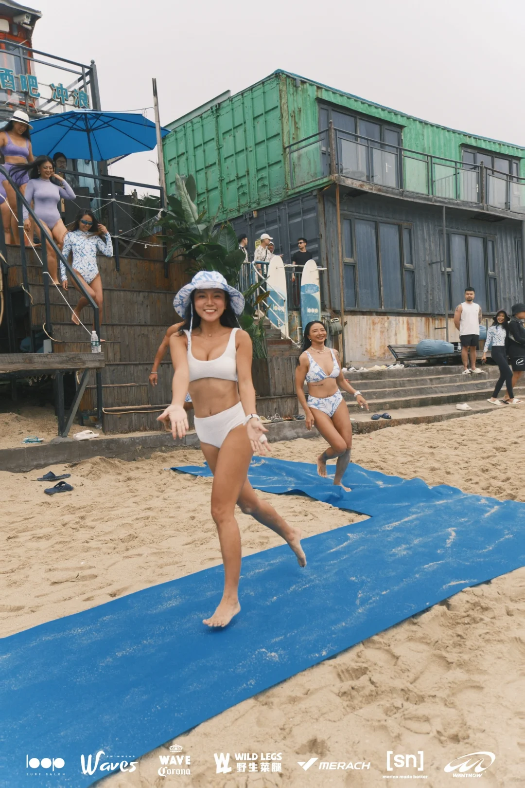 沙滩上怎么那么多漂亮的小姐姐哇