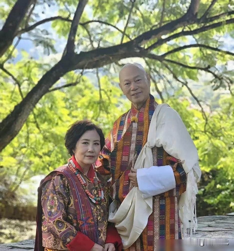 笑到抠脚！原帖这瞎编的本事，不去写狗血爽文真亏了！
一会儿说结婚21年，转头正