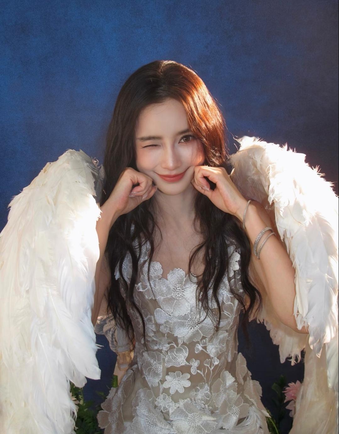 angelababy angelababy “以诚挚之心，领岁月教诲，敬年少热诚