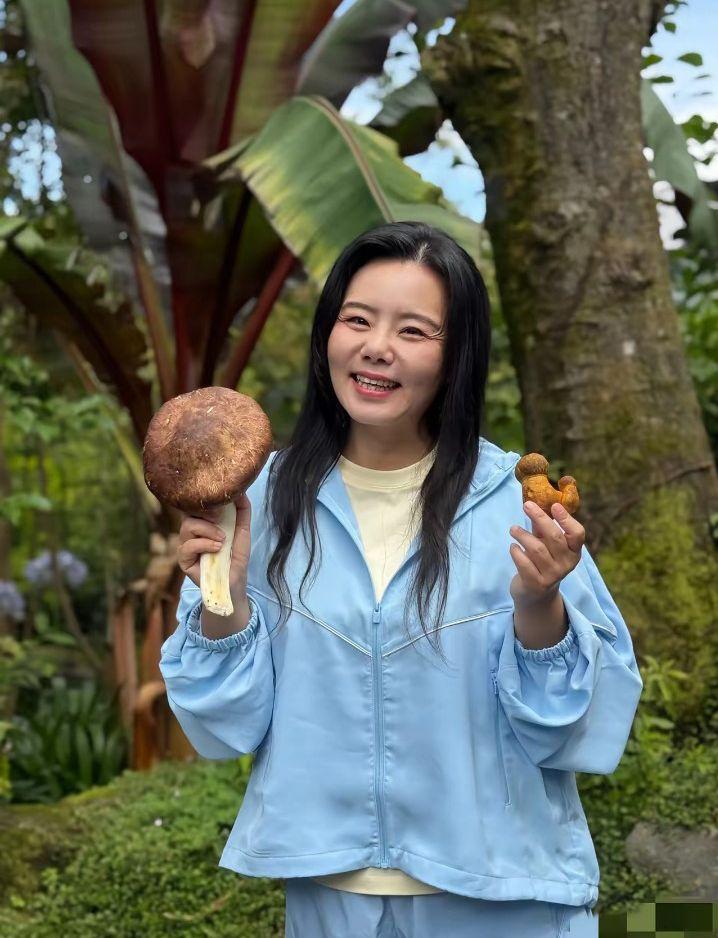 很难相信今年48岁的龚琳娜，活出了无数人羡慕的自在模样，状态和心境远比从前松弛太