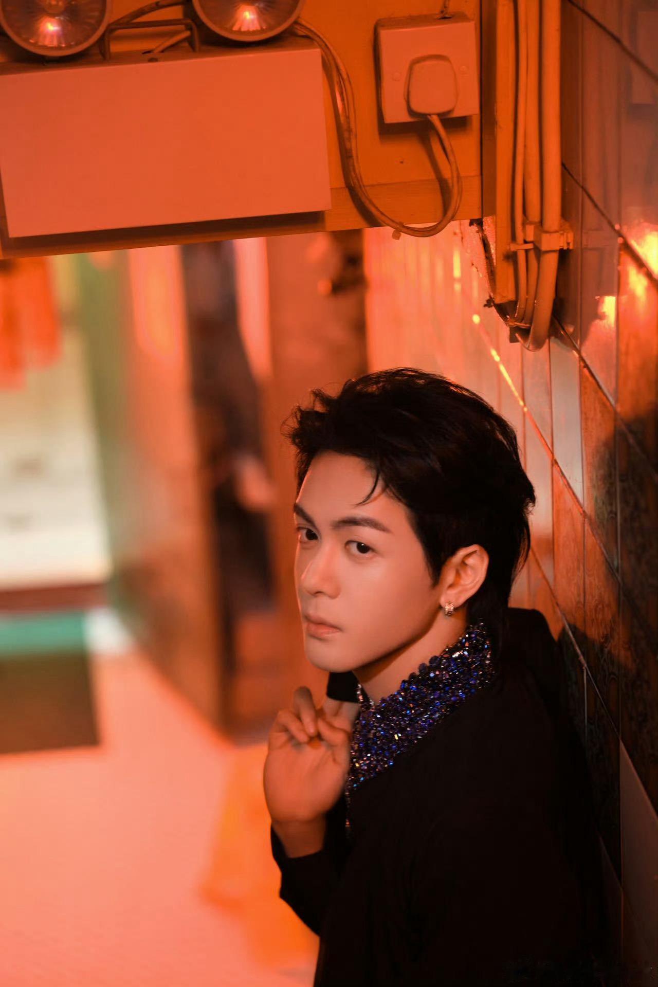 曾舜晞港风可以开班了尖叫之夜曾舜晞港风杀疯了！大背头黑西装超矜贵，黄绿调氛围感拉