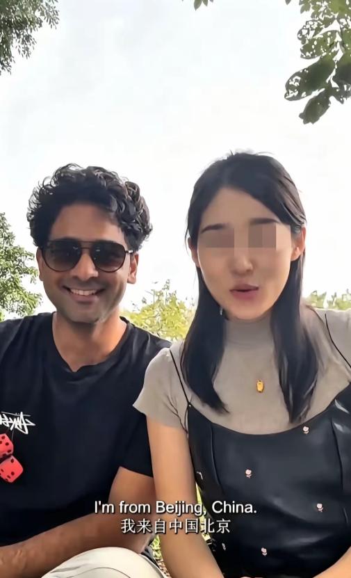 一个印度小伙儿和一个北京姑娘坐在一起自拍，男的自称Sid，来自新德里，女的叫Fa