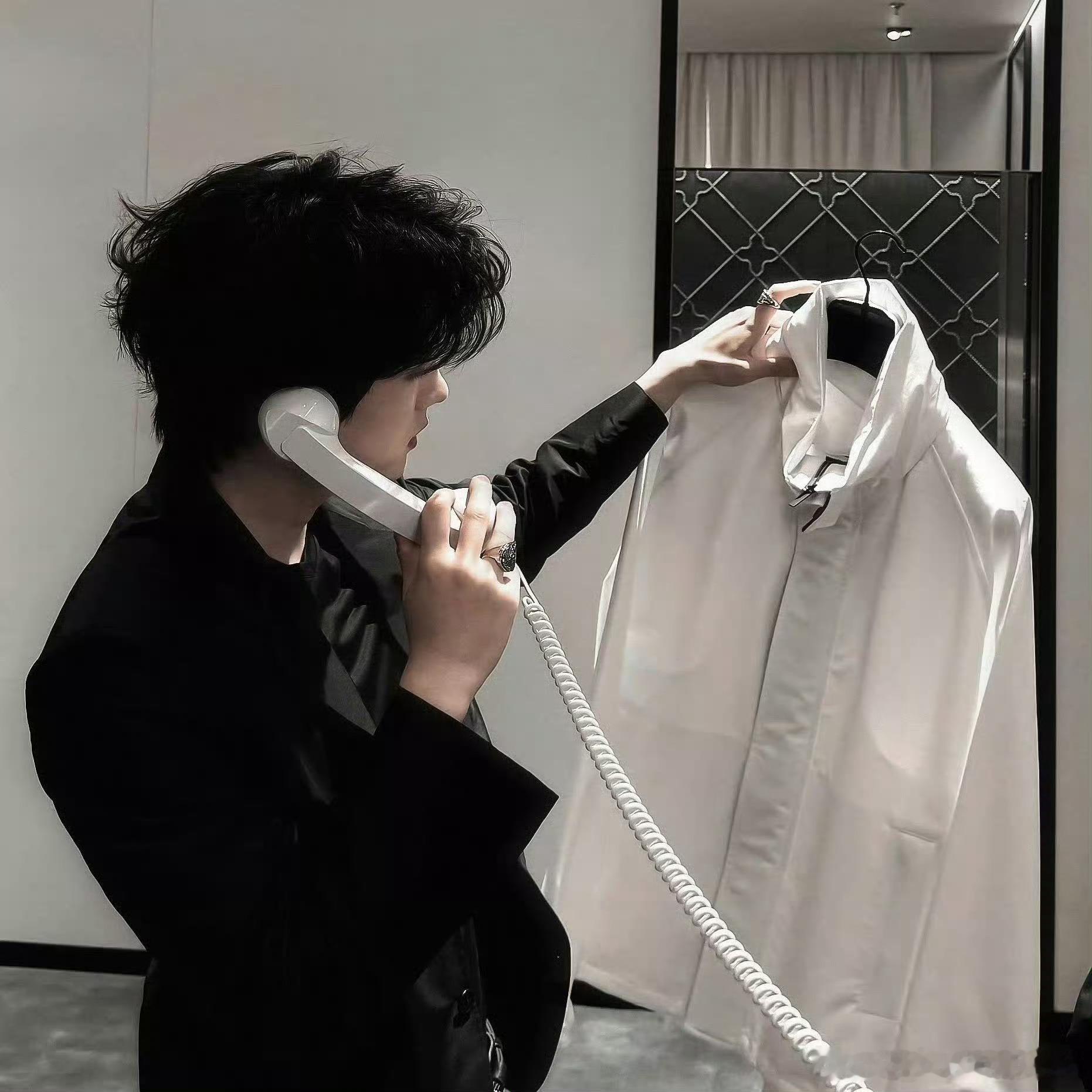 周翊然送机人流量机场送机名场面，人流量肉眼可见。现场挤满前来送行的人，人潮涌动热