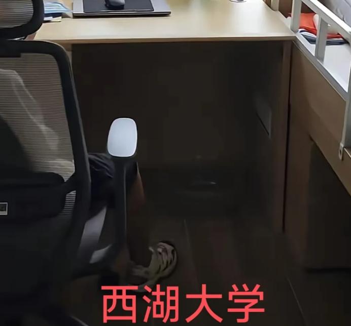 西湖大学VS福耀科技大学宿舍
同样是民办大学，西湖大学学费一年6000元，住宿费
