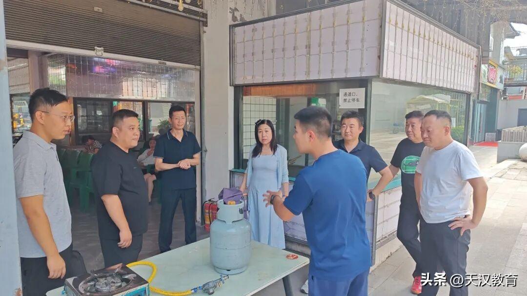 汉台区饮马池小吃城开展商户消防安全培训会
近日，中山街街道、饮马池社区联合汉台区