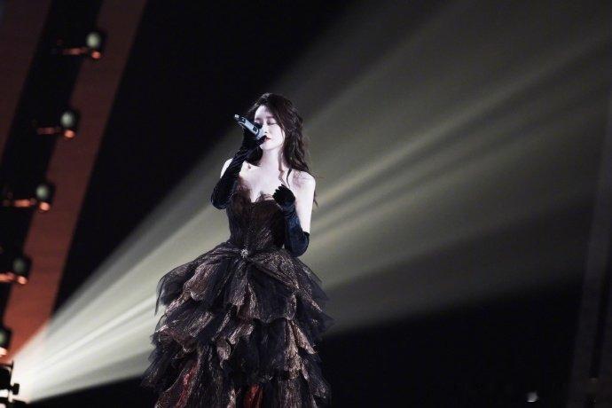 李小冉晒新队友合照 看到新队友合照，能感受到姐姐们的热情！好好准备，四公舞台等着
