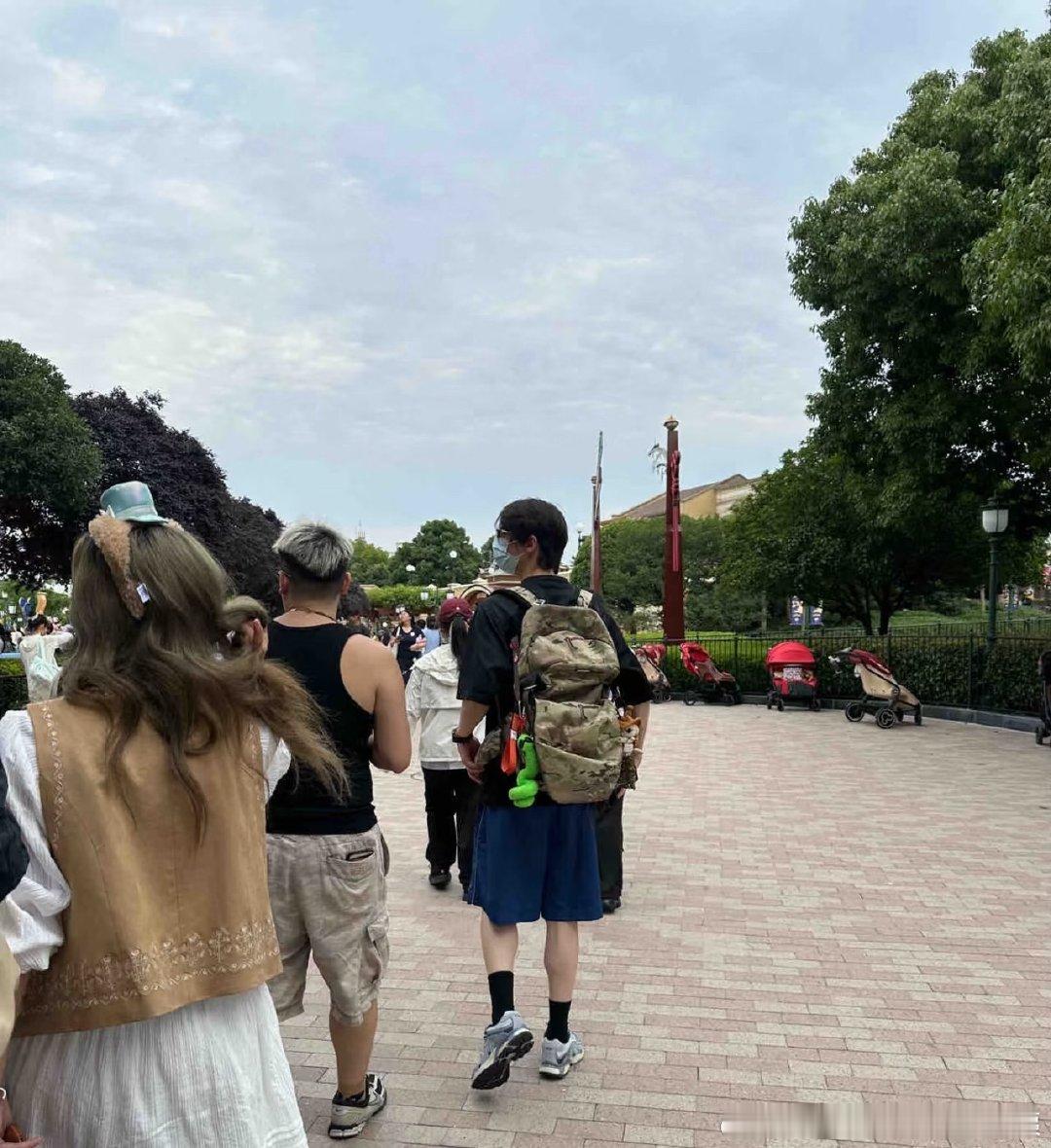 上海迪士尼偶遇赖伟明网友上海迪士尼偶遇赖伟明！网友上海迪士尼偶遇赖伟明
