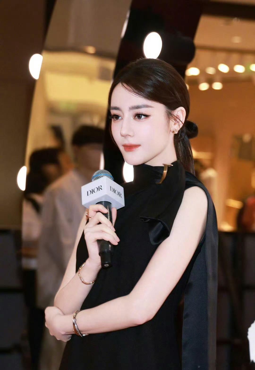 迪丽热巴与站姐第二次合照昨天活动迪丽热巴和站姐第二次合影了，照片里她俩笑得都挺开