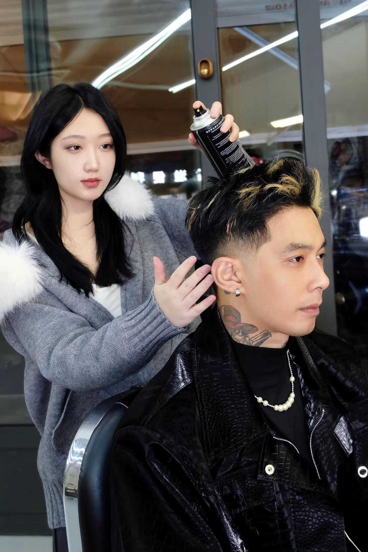 女发型师。发型是流动的自我表达，我的使命从不是追随潮流，而是成为潮流的摆渡人，让