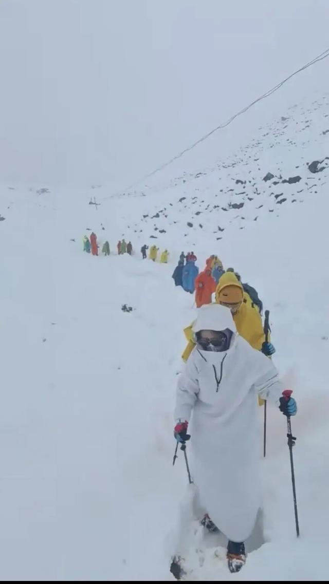 珠峰东坡暴雪困人事件快讯
 
10月4日夜，珠峰东坡营地突降暴雪。积雪超1米，压
