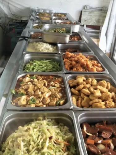 要想提拔的快，得会办事

二十年前，单位组织去旅游，有个领导带着夫人一块去了，到