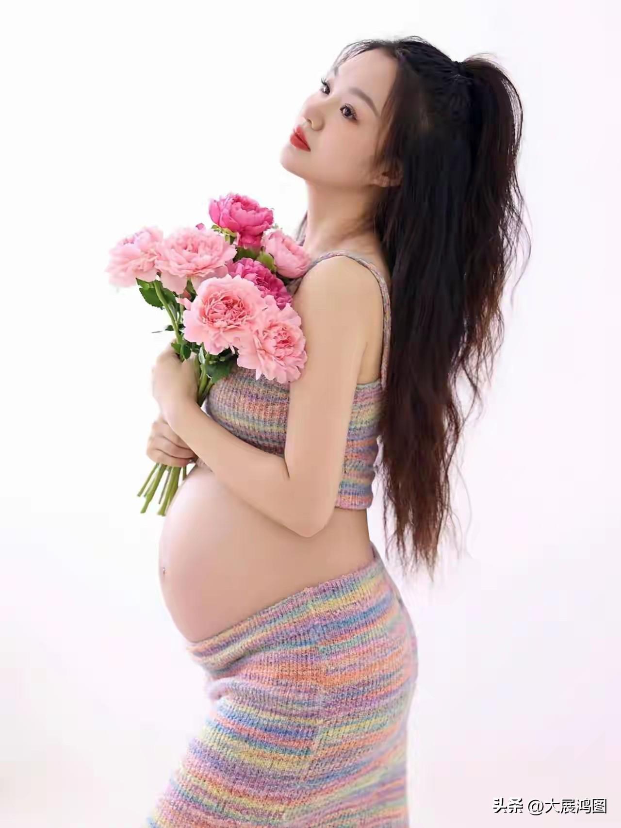 孕期的温柔时光，粉色的花束与温柔的笑容🌸💕温柔少女感孕照 孕期氛围感写真 温