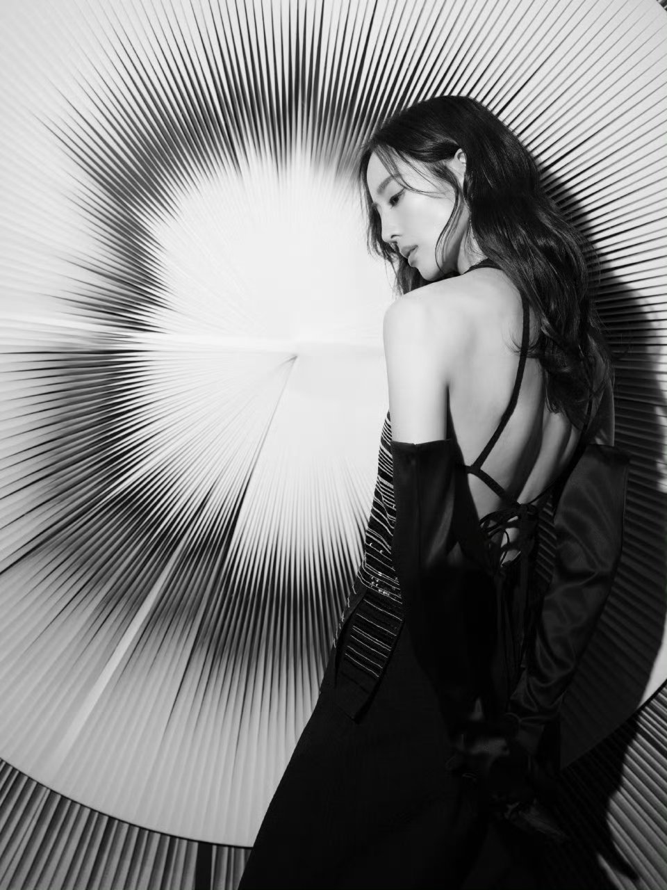 张钧甯大露背绝配～～