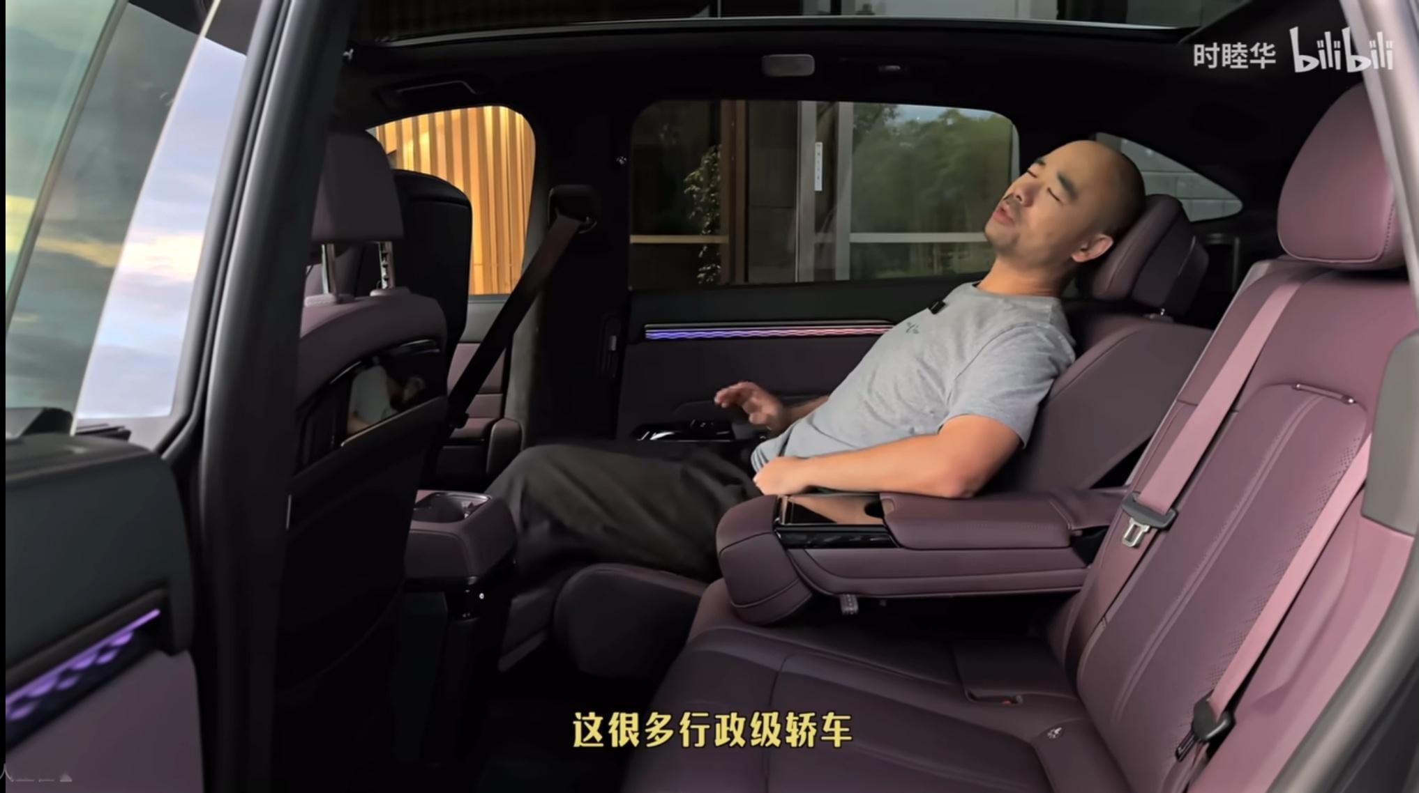 真的挺喜欢极氪7X的后排配置带腿托的躺椅，腿托和坐垫都带热石按摩，腿托角度70度