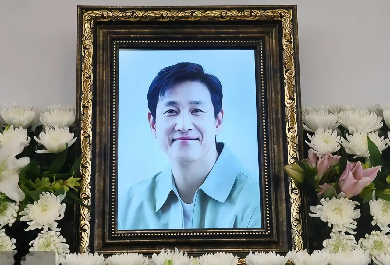 韩国演员李善均今天中午被火化，他的两个儿子从海外紧急返回韩国参加葬礼。
李善均的