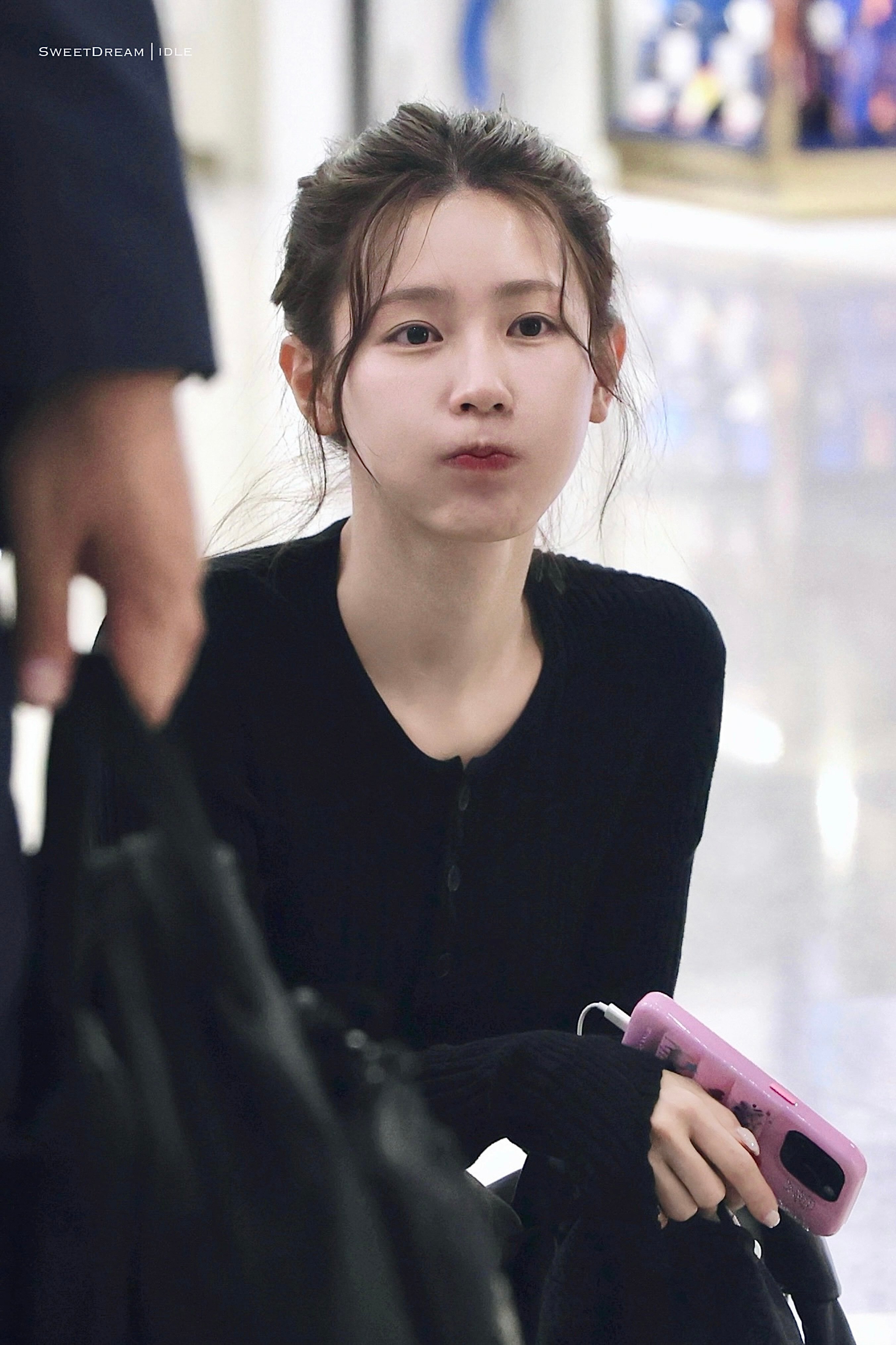 tg:赵美延 凌乱发丝和淡淡妆感下的清纯萌感 ​​​