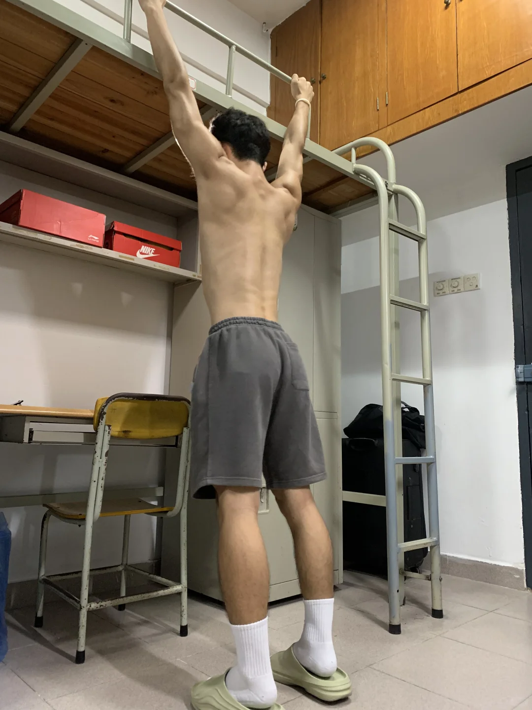 男大学生宿舍健身日常💪｜live图