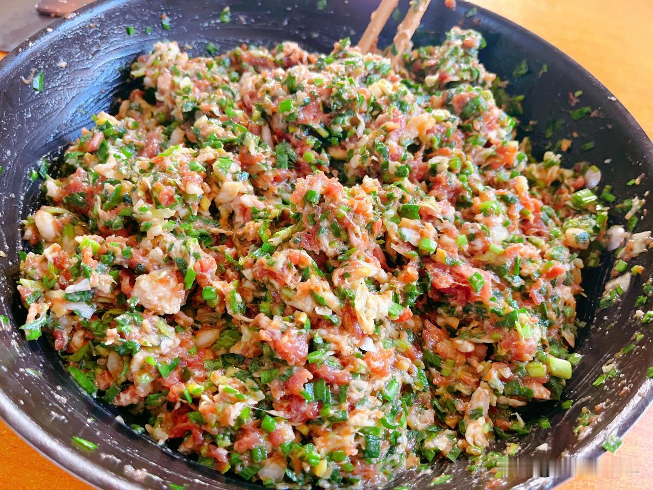 猪肉白菜韭菜馅儿饺子，剁的肉馅就是香

其实应该是吃羊肉馅的，无奈我们家旺财阿姨