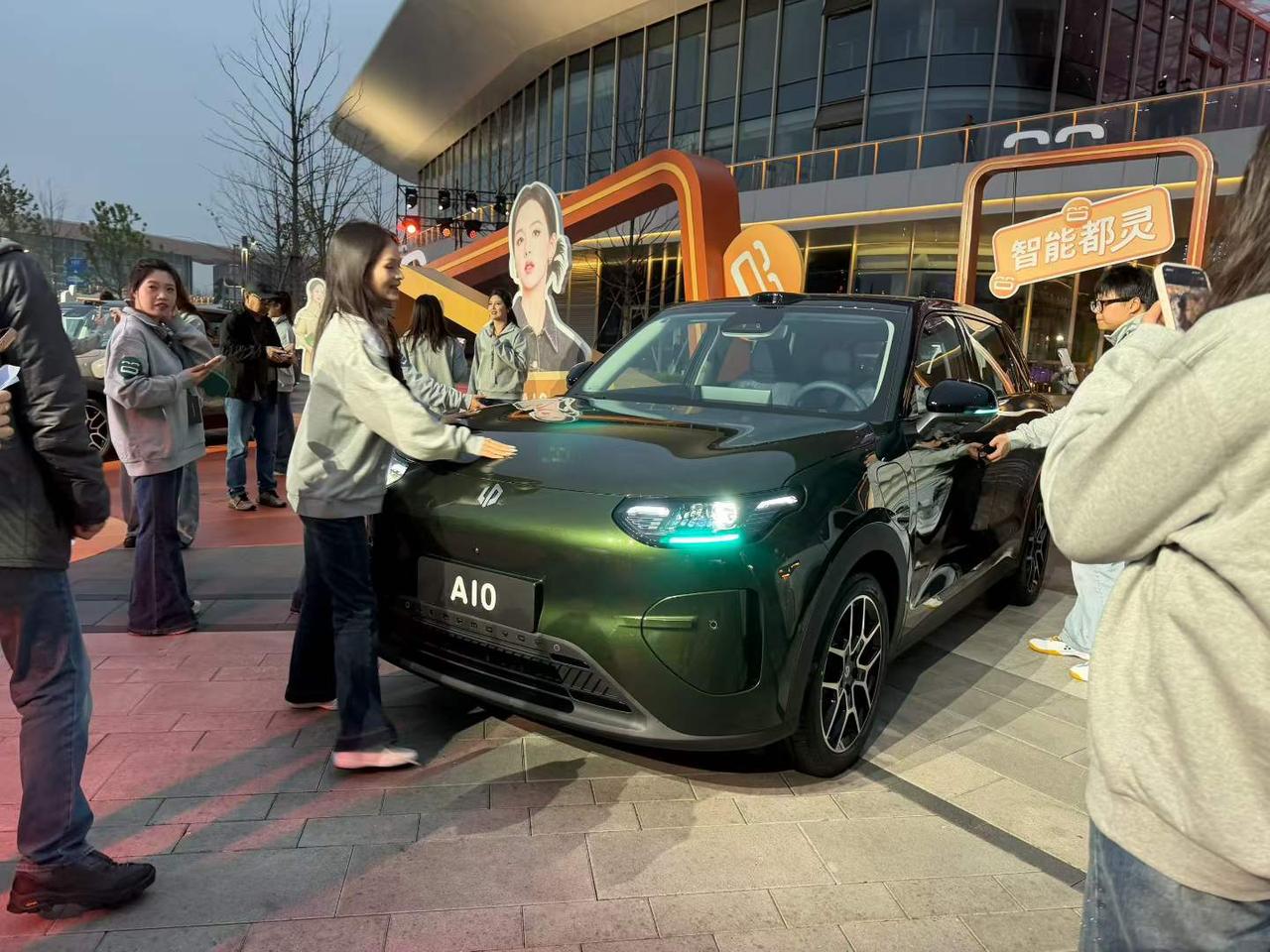 看完这款零跑A10，挺感慨的，所有造10万元级别小车的企业，我建议大家都看看零跑