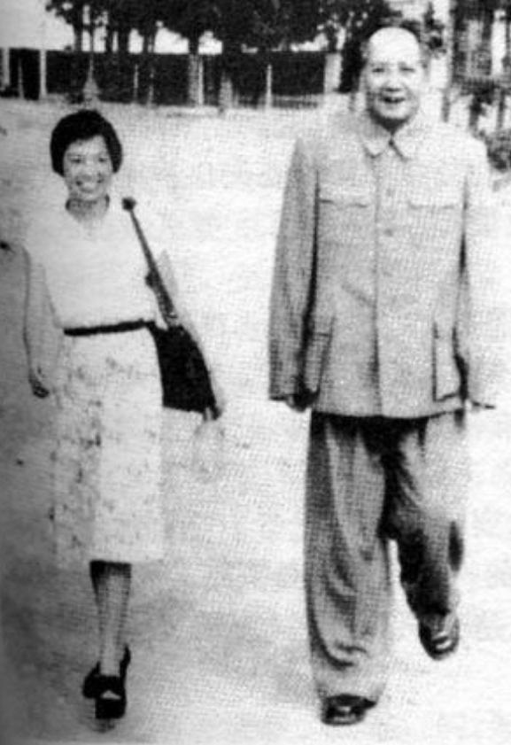 1959年，护士吴旭君对毛主席说：“主席，我大概不能在您身边工作了。”主席连问为