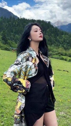 周洁琼糊图即神图 周洁琼直播拍出发图 现场大风把周洁琼头发吹得凌乱也依旧从容温柔