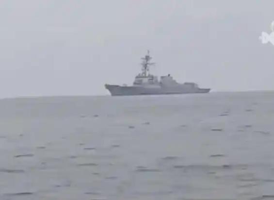 美军动手了！阿曼湾炮击伊朗货船，伊朗无人机蜂群反击，中东火药桶再次点燃。


炮