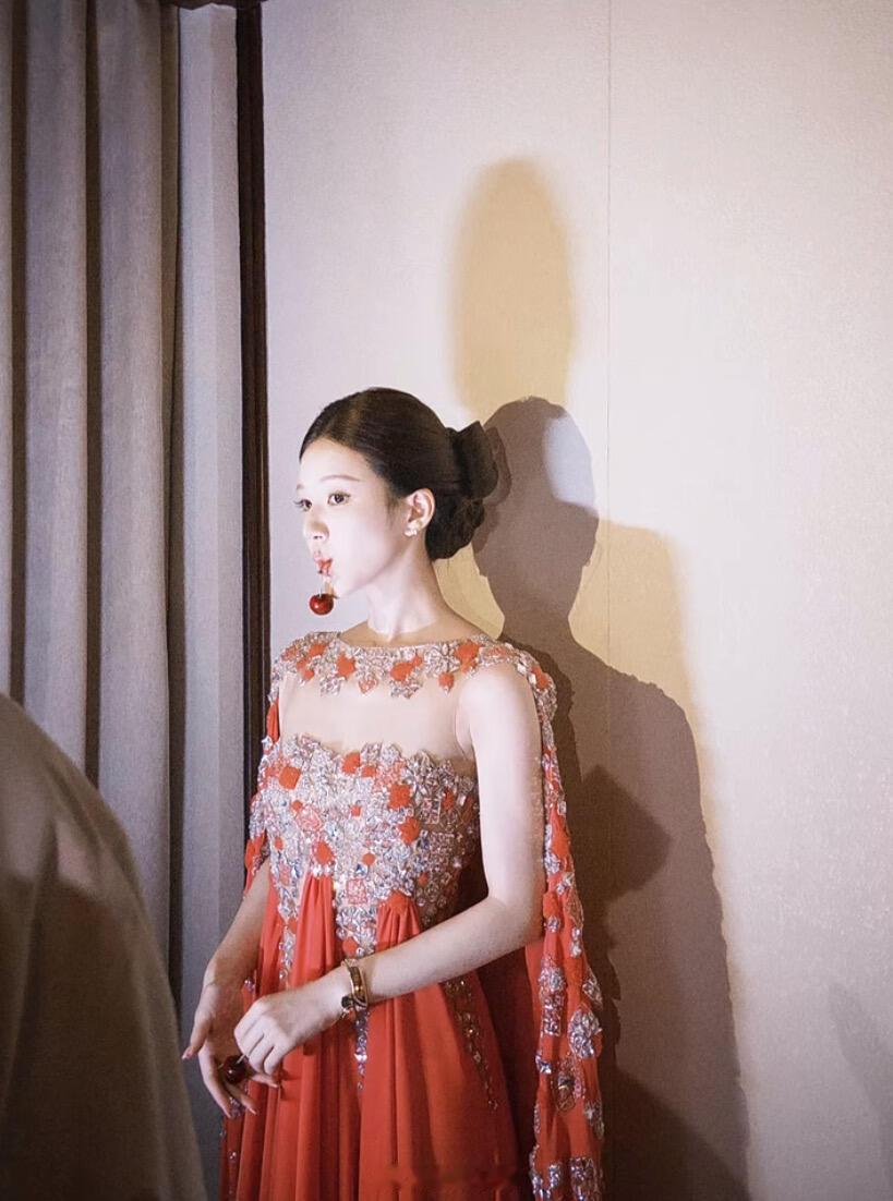 魏笑底下的赵露思vogue红毯