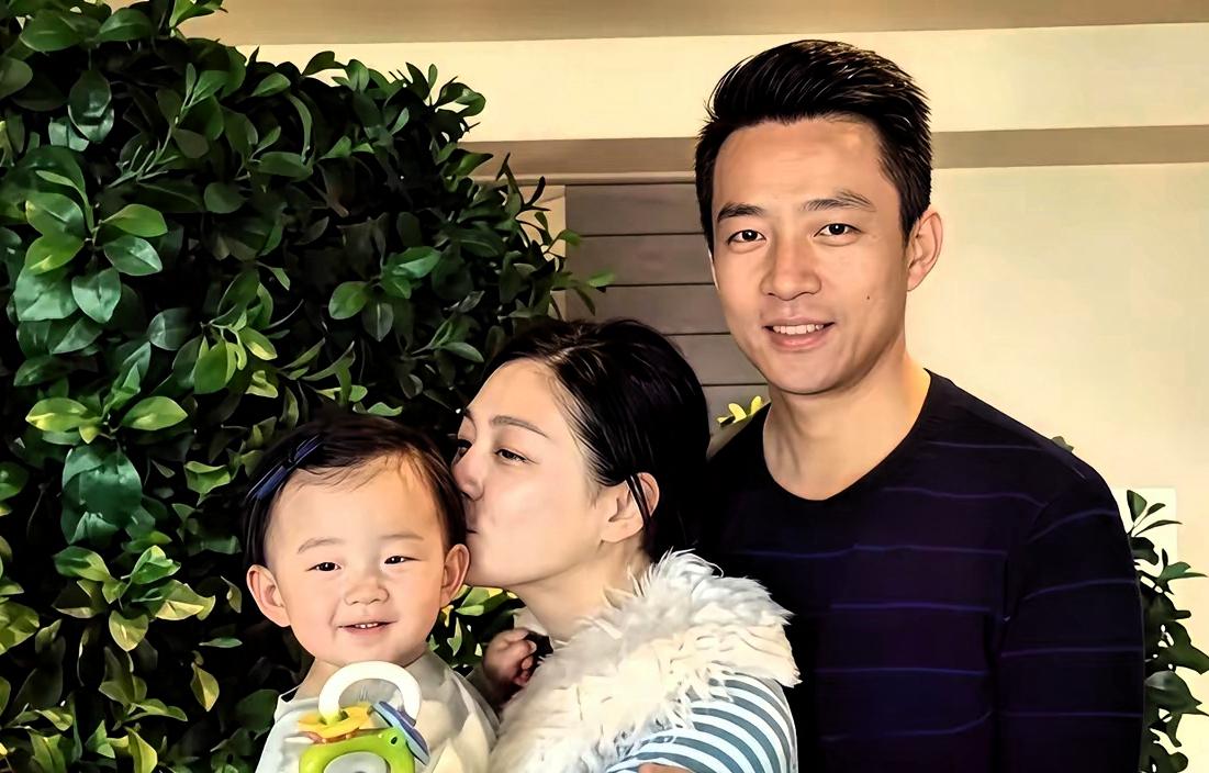 一张旧照，一张新图，一模一样的肢体姿态，身旁相伴之人却悄然更换，对比之下，道尽人