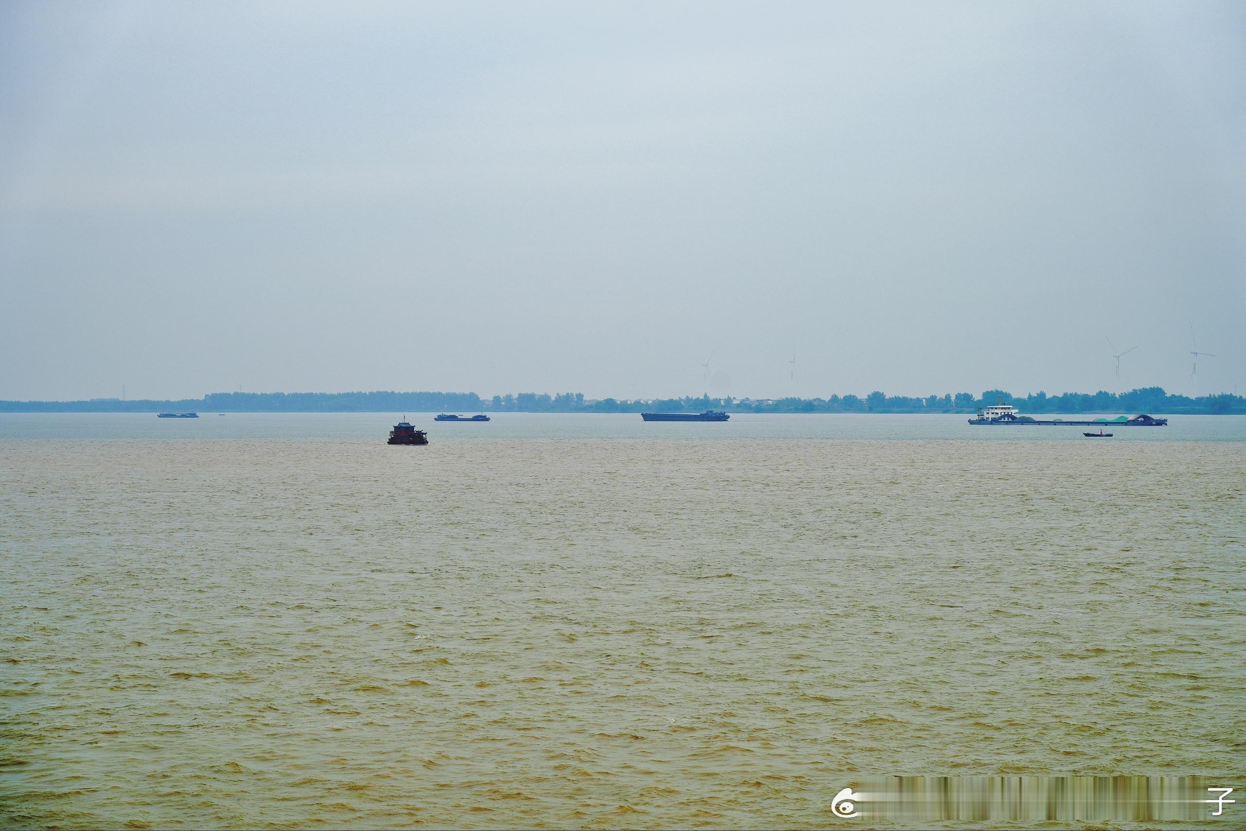 江西九江湖口县·江湖两色九江市湖口县是因地处鄱阳湖入长江口而得名，在此可以看到江