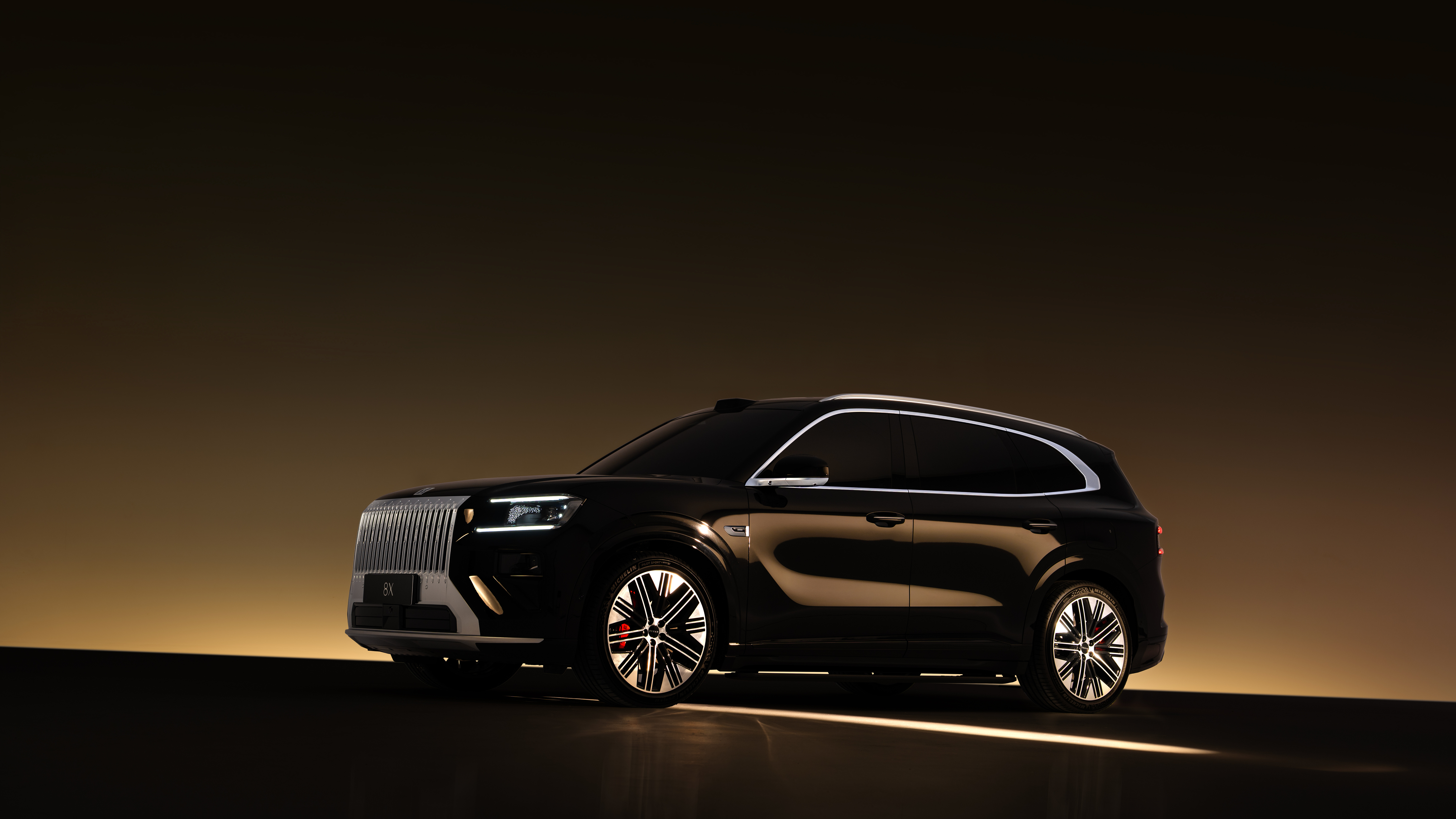 联想CEO杨元庆试驾国产豪车 杨元庆这次去吉利，顺带试了极氪8X。反馈很直接：“