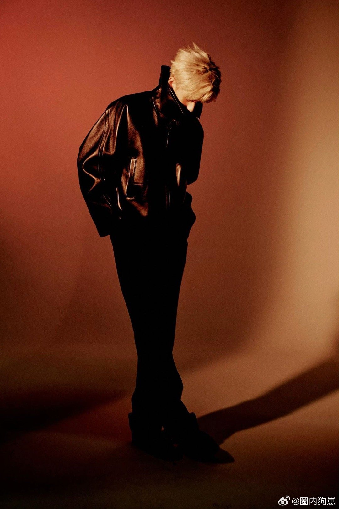 胡先煦这么瘦了 真的被瘦了的胡先煦惊艳到，脸型利落又立体，整个人又酷又飒，路透每