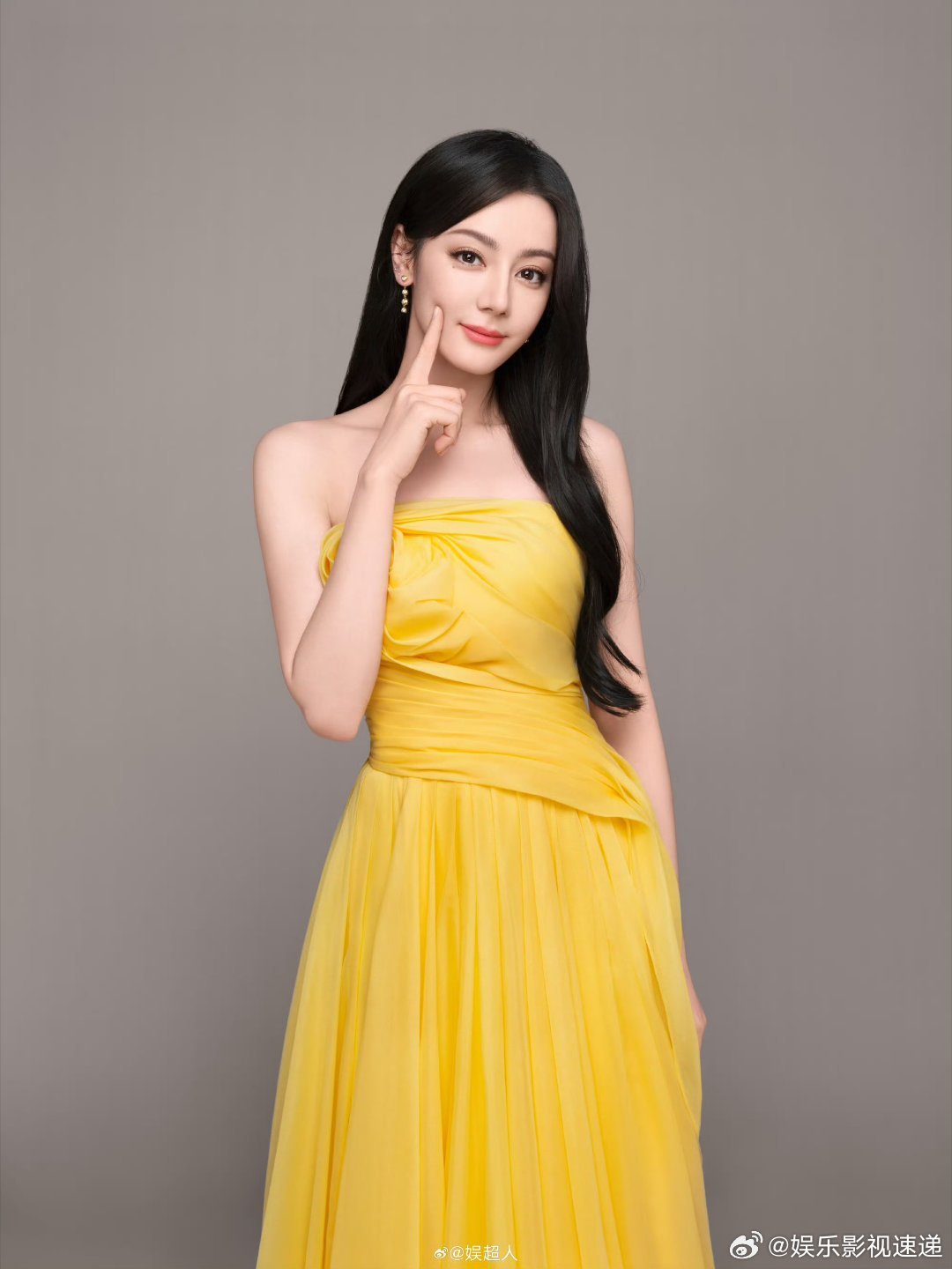 迪丽热巴明艳黄玫瑰 果然是能驾驭亮色的人，明黄色长裙衬得肤色透亮，黄玫瑰图案细节