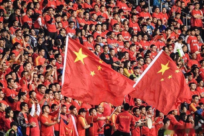 大批中国球迷去机场接韩国队，叫人不忍说。

很多球迷很高级，他们奔足球本身而去的