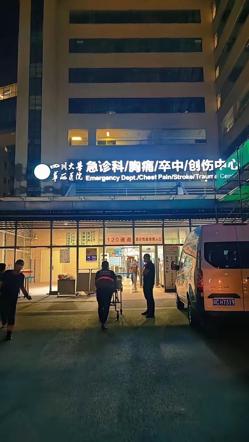 我一个朋友是医院急诊科医生，他说自从张雪峰老师离世后，这两天夜间急诊来查心电图和