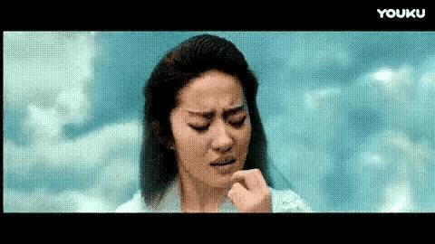 求助，这部是什么戏？
这位艺人是谁？
她在干什么？
她为什么紧皱眉头，张开嘴巴，