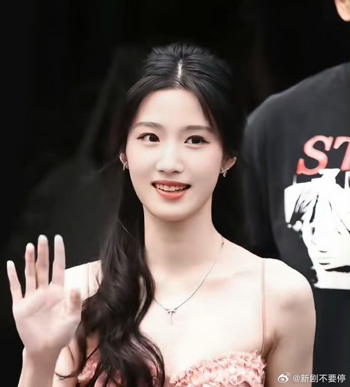 卢昱晓美人一大跳谁还没看卢昱晓今天这身粉裙子？我直接美一大跳！生图比精修还绝，瘦