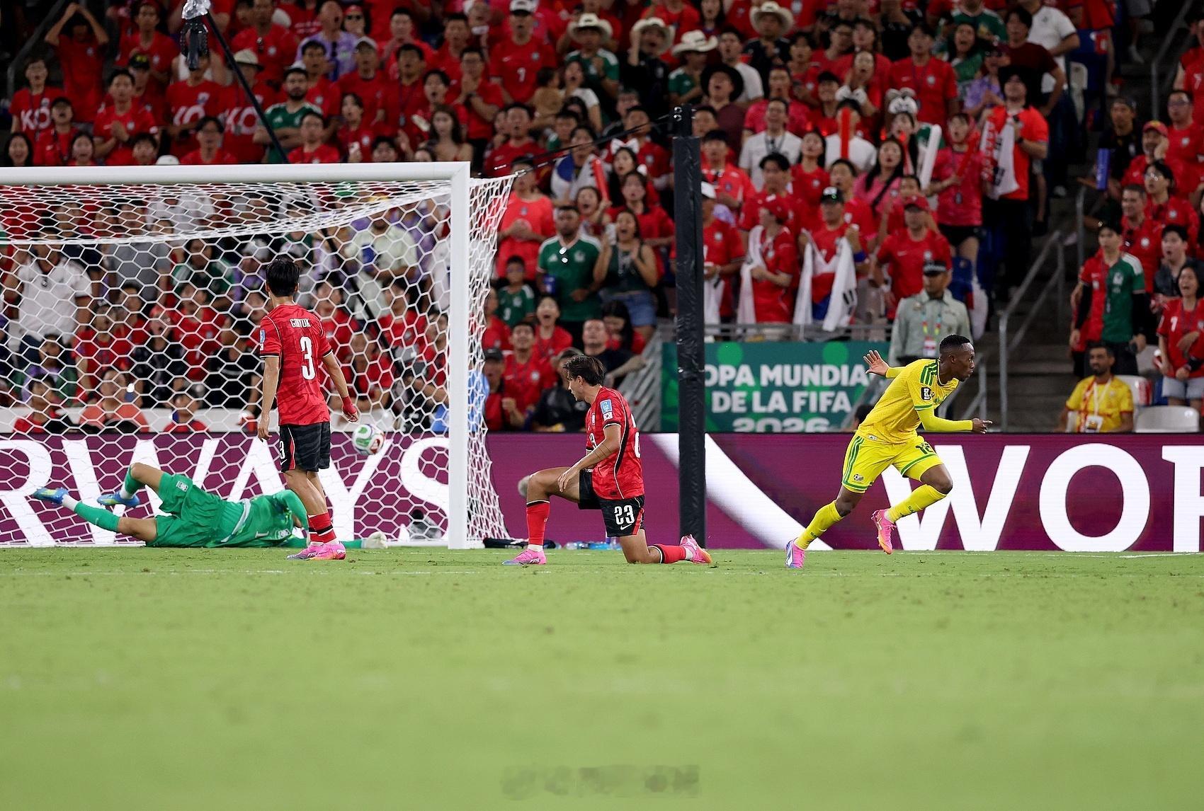 南非1比0韩国南非vs韩国世界杯 南非第一场比完被批评完全没有战术，被质疑是怎么