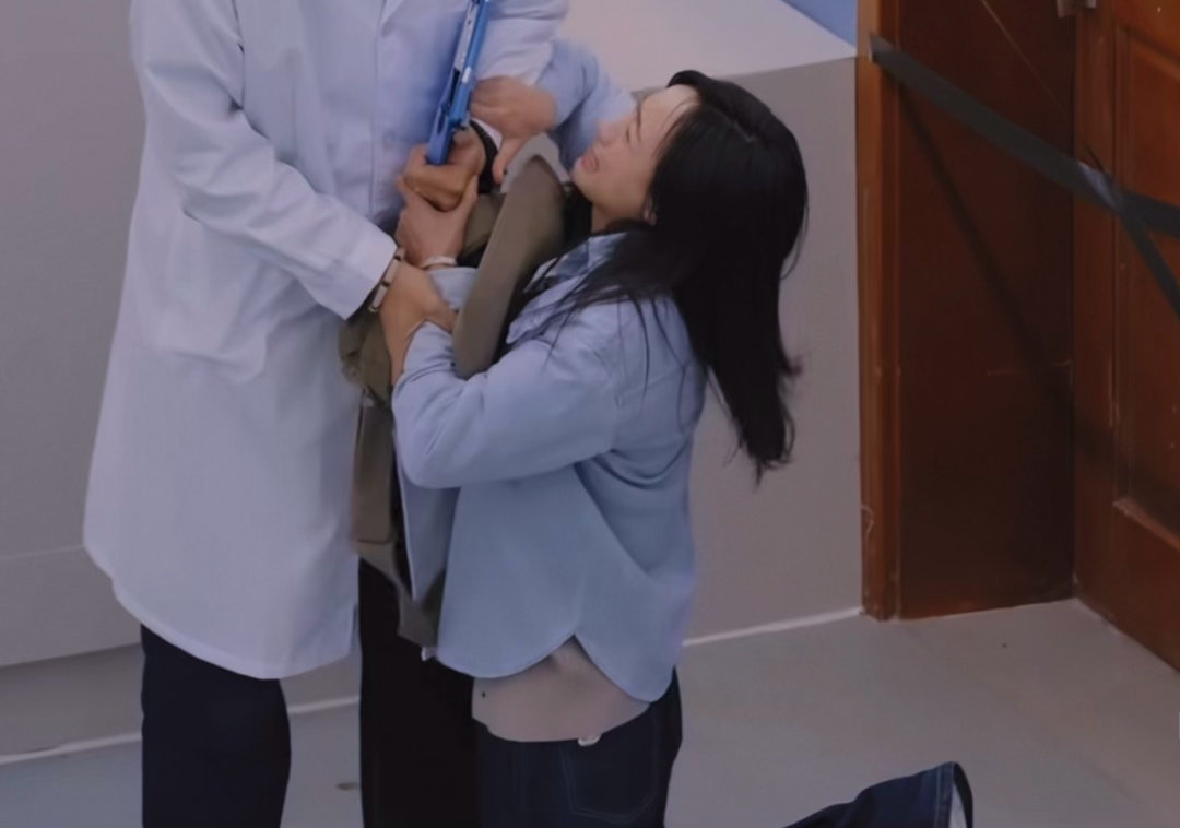 黄婷婷崩溃跪求朱孝天 朱孝天一开始还挺严厉的，说“你这是在念台词不是在哭”。黄婷