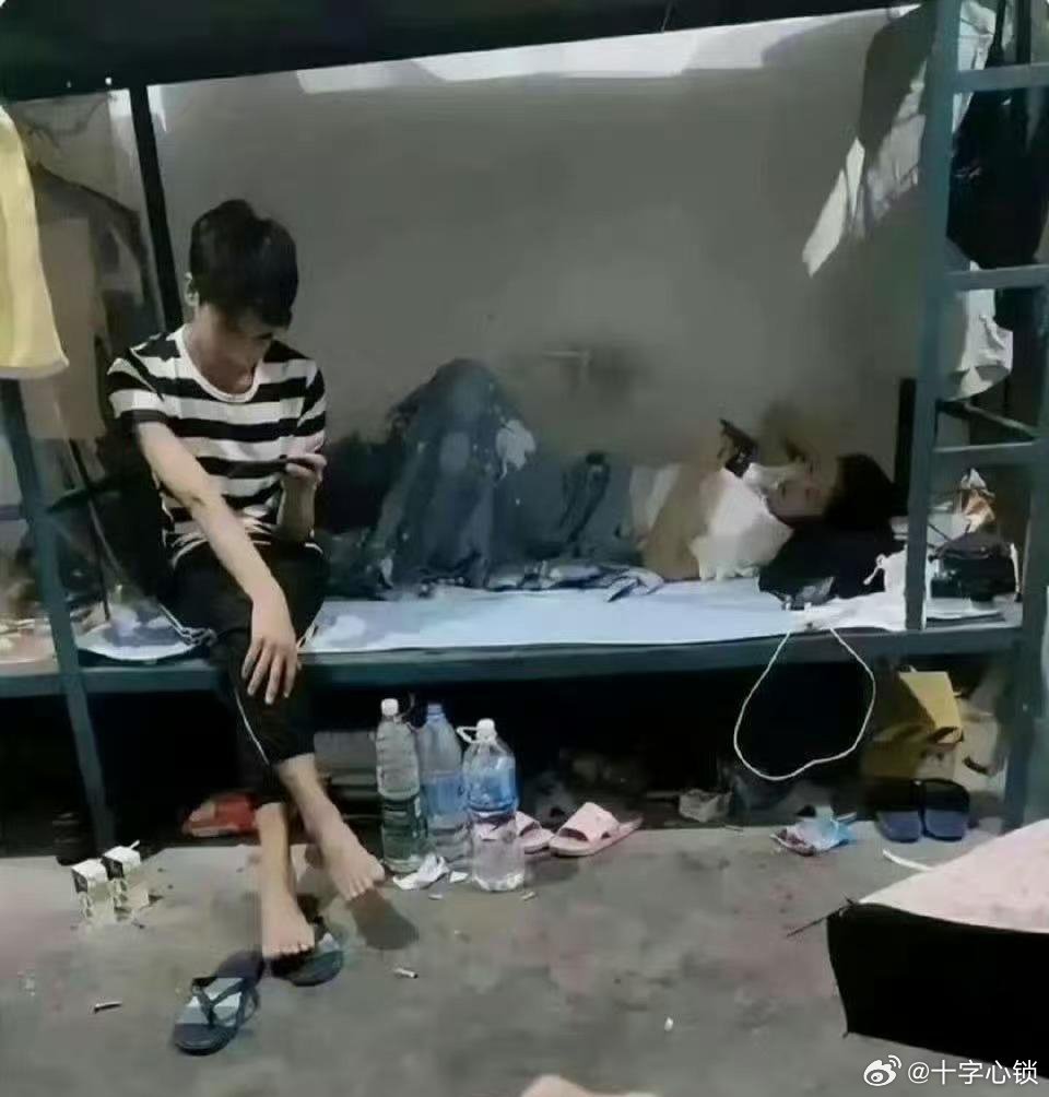 怎么劝我舍友别老带男朋友过来了，很尴尬。 