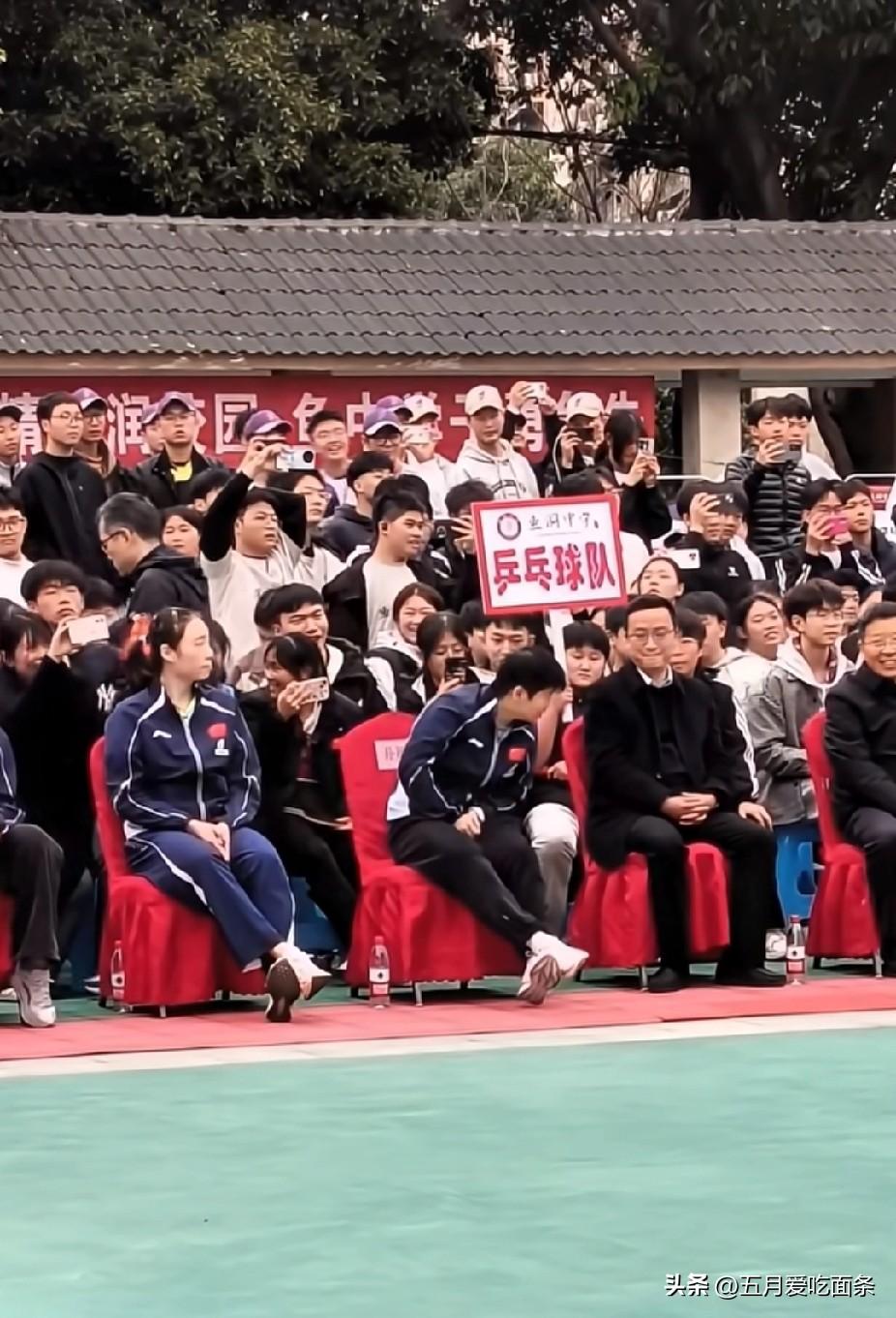 莎莎只是在重庆鱼洞中学操场坐一会儿，
周围楼房直接变“狙击炮阵地”，
全是高倍数