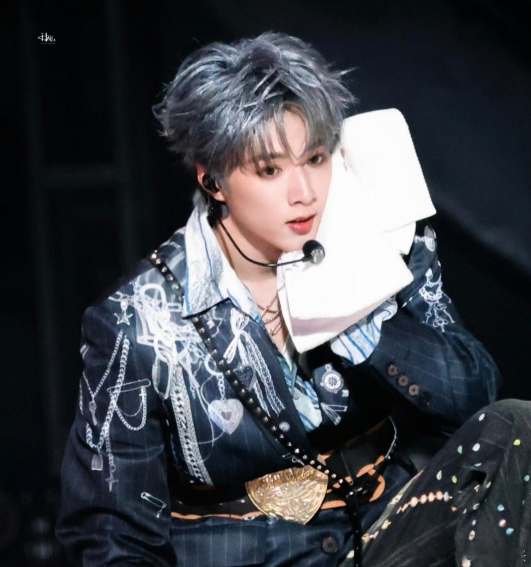 刘耀文厕所门口全是人，对他的火爆程度有了更多的实感，之前刘丸子就很可爱，现在更多