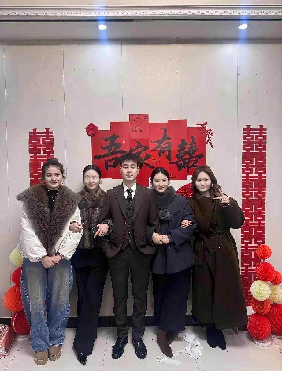 小伙子居然有四个姐姐，这弟媳妇不得偷着乐啊？