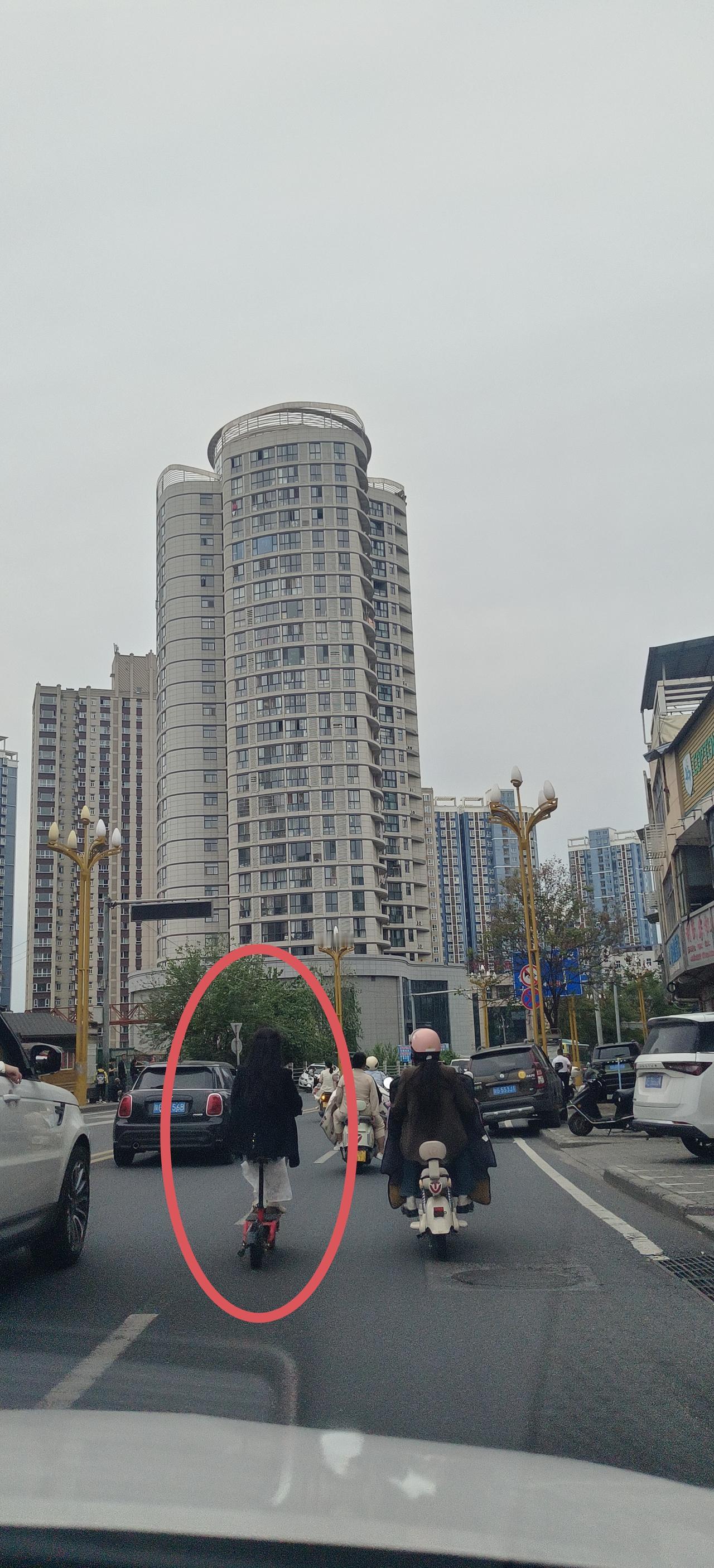 女人骑这种车，仿佛坐在一个桩子上，实在是有失优雅，要是穿着裙子骑就更难看了。建议