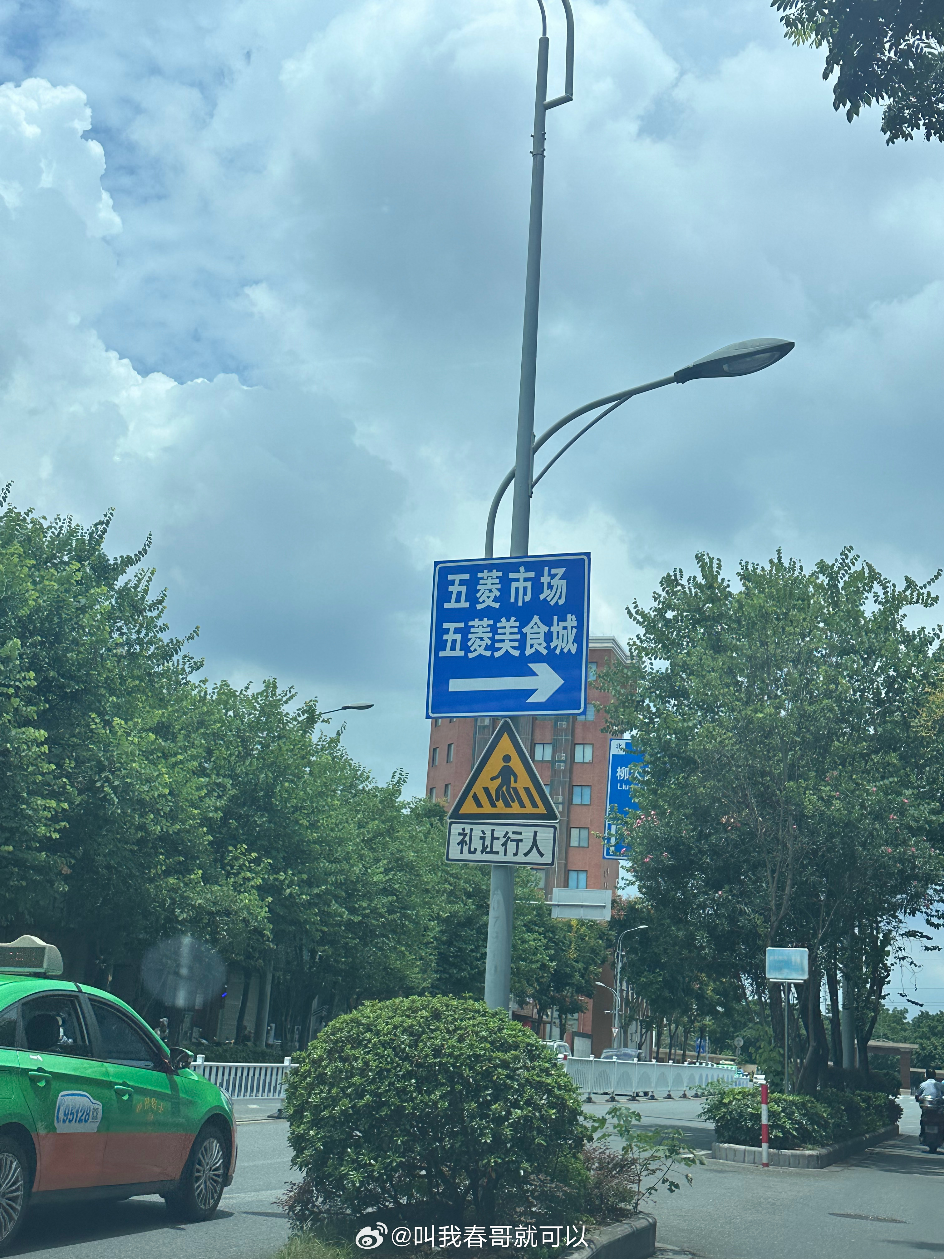 青春没有售价打顺风车直奔新疆人民需要什么，五菱就造什么！于是就有了五菱美食城……