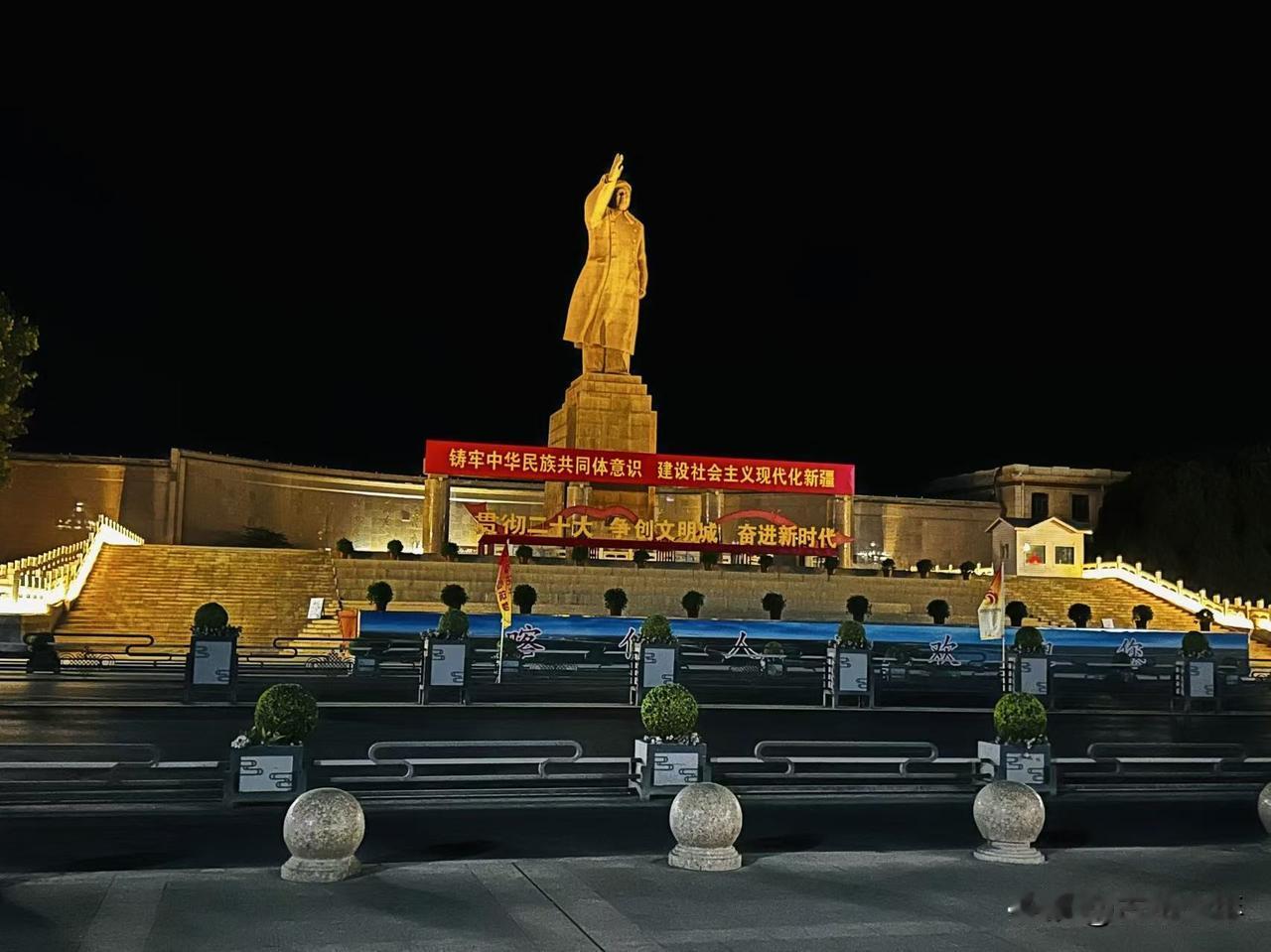 晨跑喀什——
 
9月3号的喀什清晨，天色未明，空气微凉。我和老婆6点多起床，7