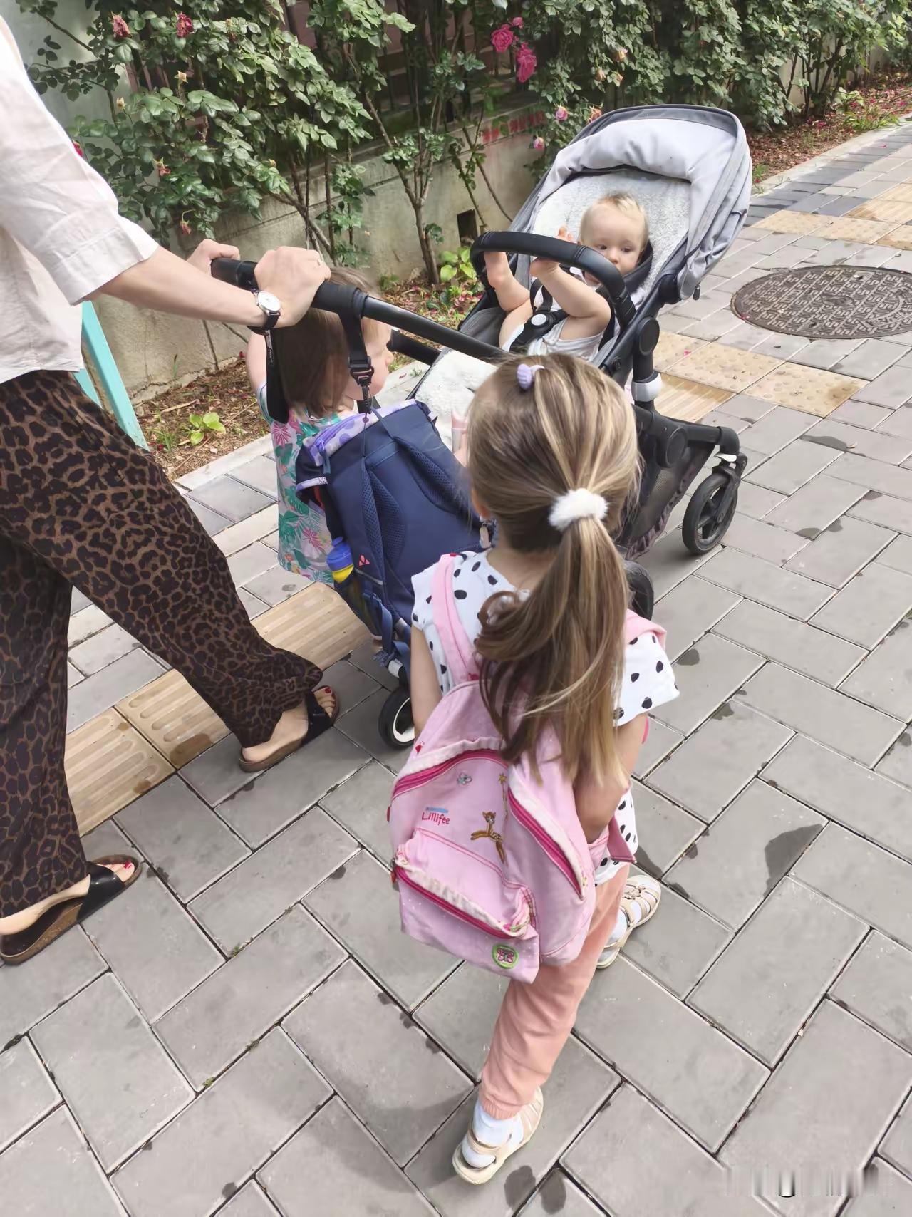 牛！一个妈妈带仨娃！


外国女人不矫情，外国孩子也不骄气！
儿童车里坐着一个，