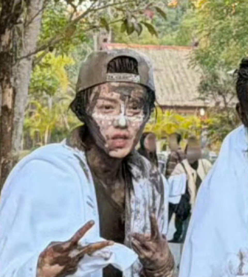 鹿晗黑色果然显瘦鹿晗本身小脸就很优越，这期泥潭大战摔完浑身裹满泥巴，自带天然瘦脸