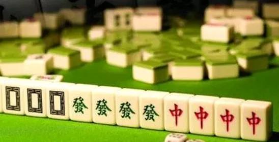 七小对改豪华，自摸飞了！

牌桌上一张牌，把整晚的运气全打翻。

昨晚阿斌摸到第