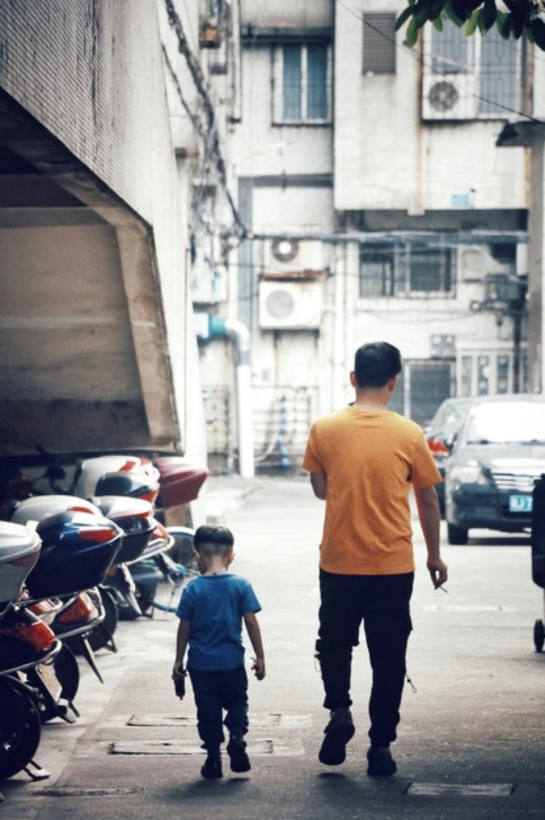 一名五十多岁的男子屡翻养老院的墙，竟是为了进去揍八十多岁的老父亲。
原因是父亲对