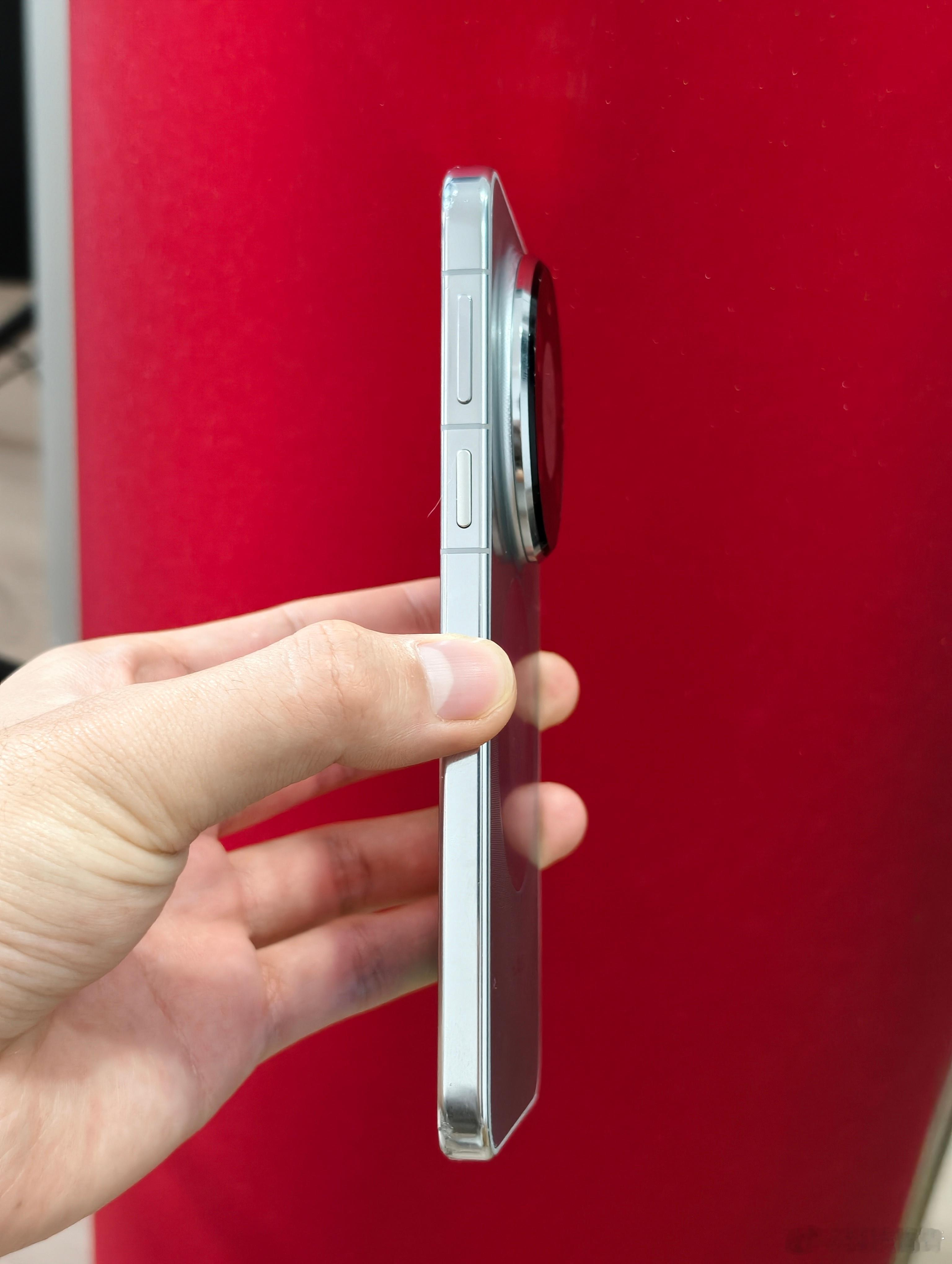 现在这个时间点看Mate 80 Pro Max，依然会被它这套精致和大胆的设计所